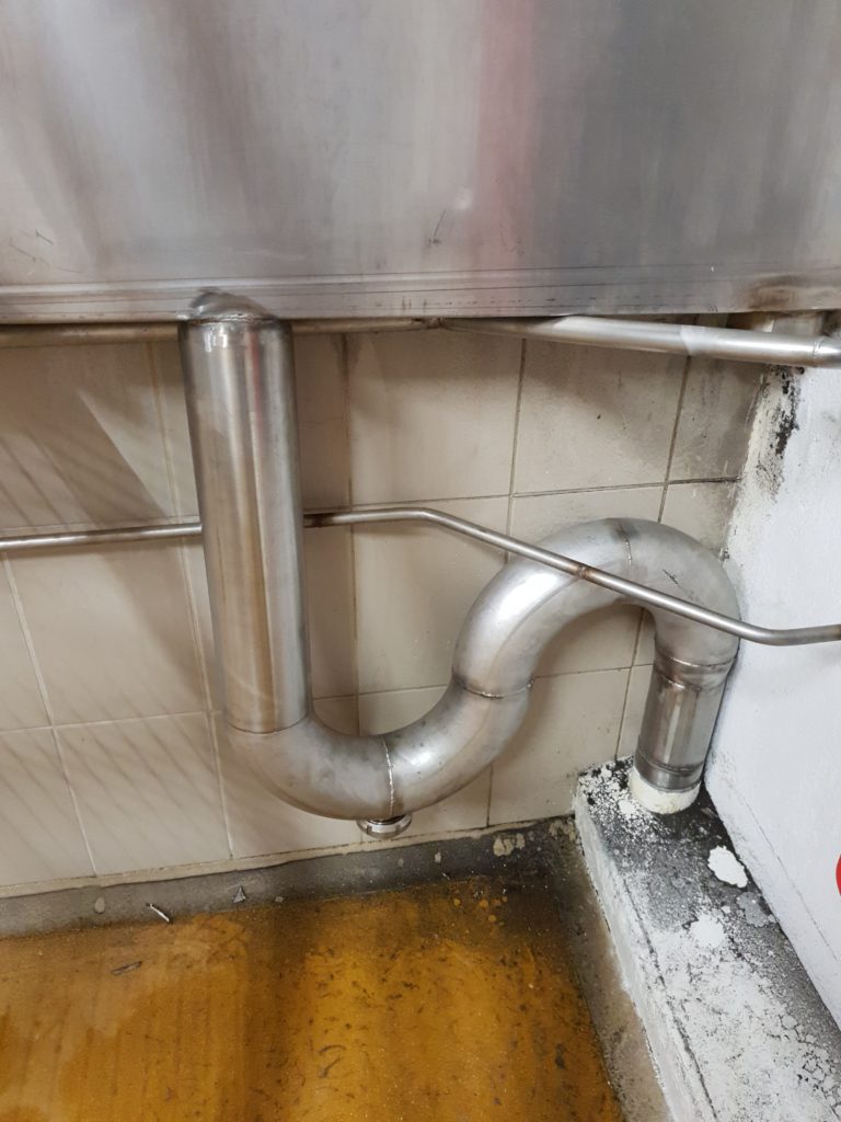 Équipement industriel — détail des tuyaux et du raccordement.