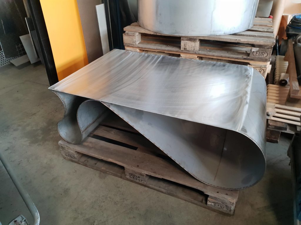 Table basse en inox façonné — création de CSC.