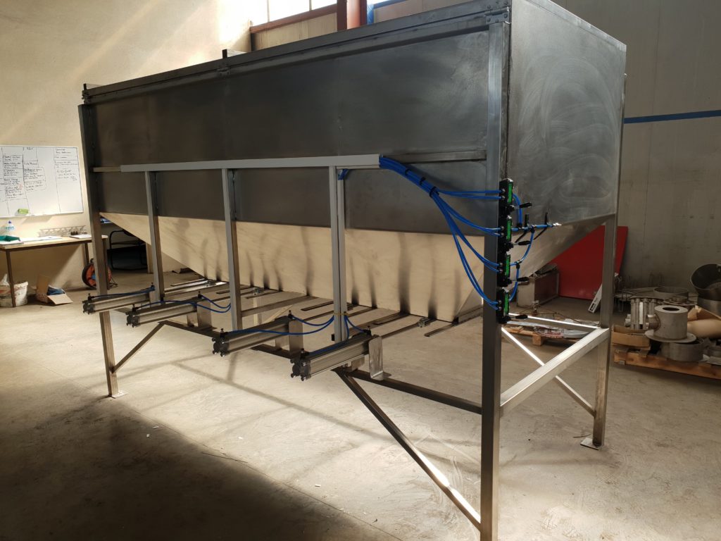 Équipement de chaudronnerie en inox sur pieds — vue d’ensemble.