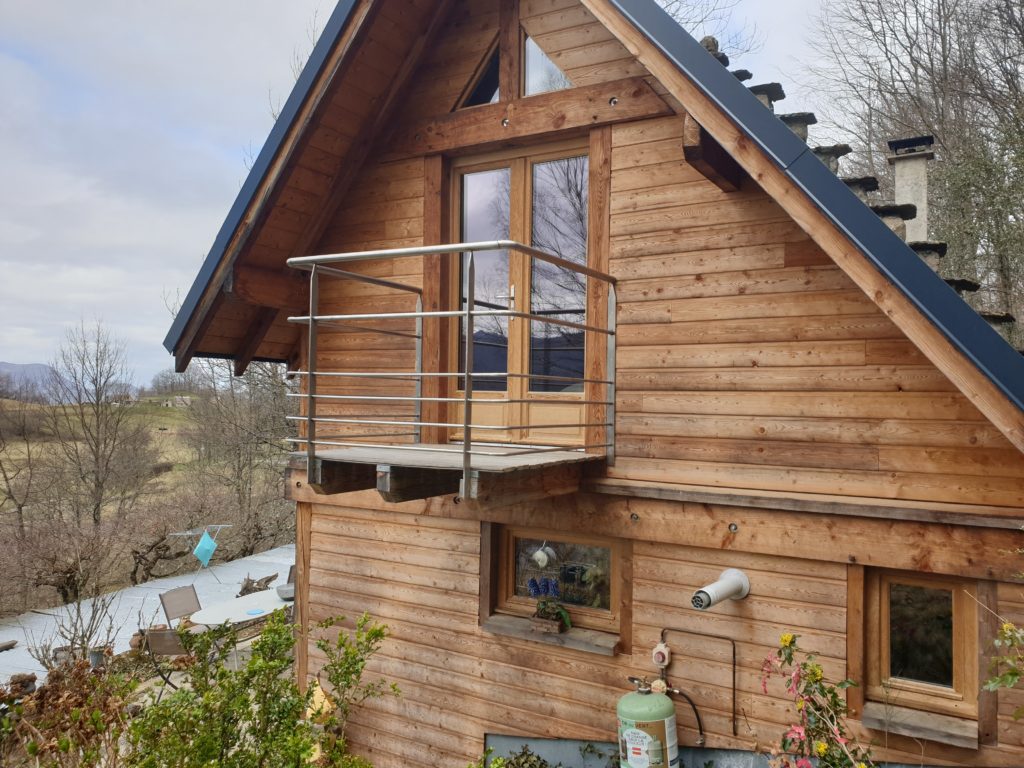 Garde-corps de balcon — vue d’ensemble sur le chalet.