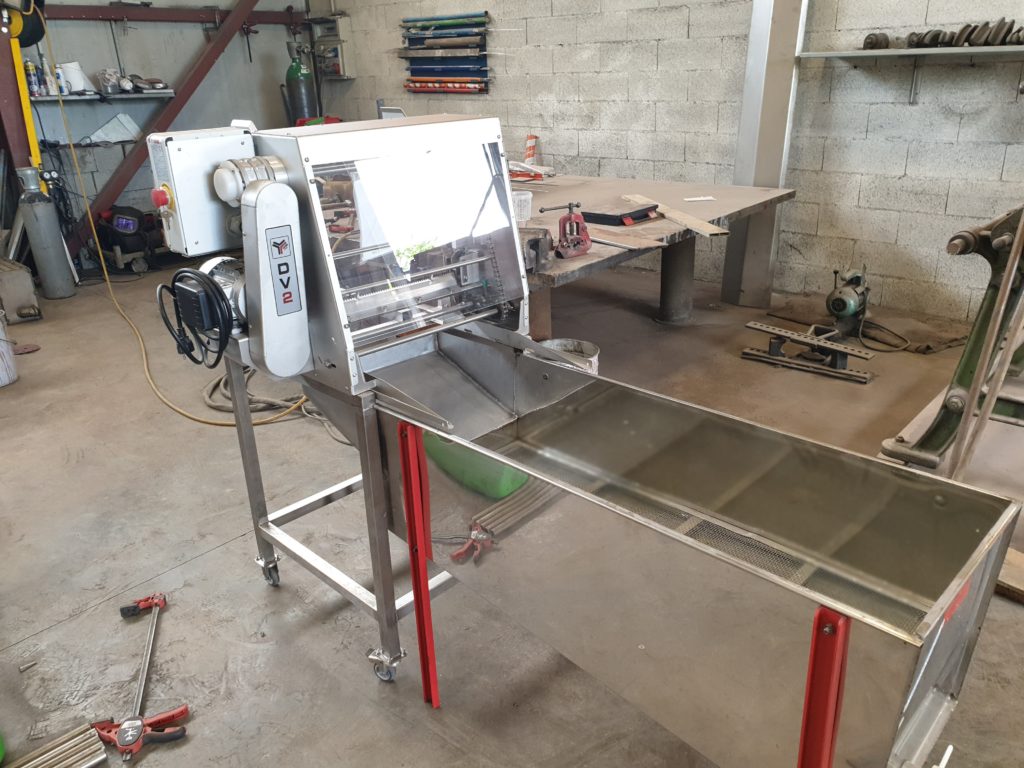 Équipement en inox sur châssis — vue d’ensemble à l’atelier.