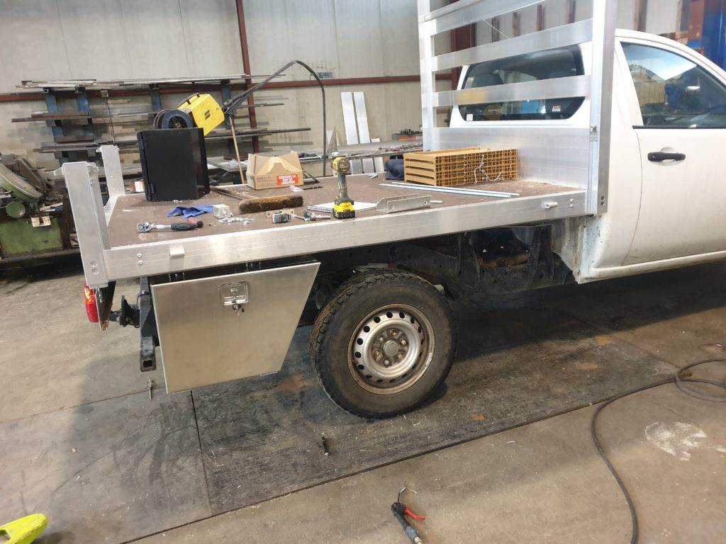 Plateau métallique monté sur un pick-up — fabrication à l’atelier.