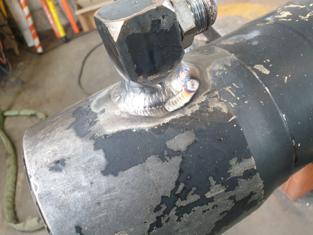 Raccord métallique soudé sur un équipement.