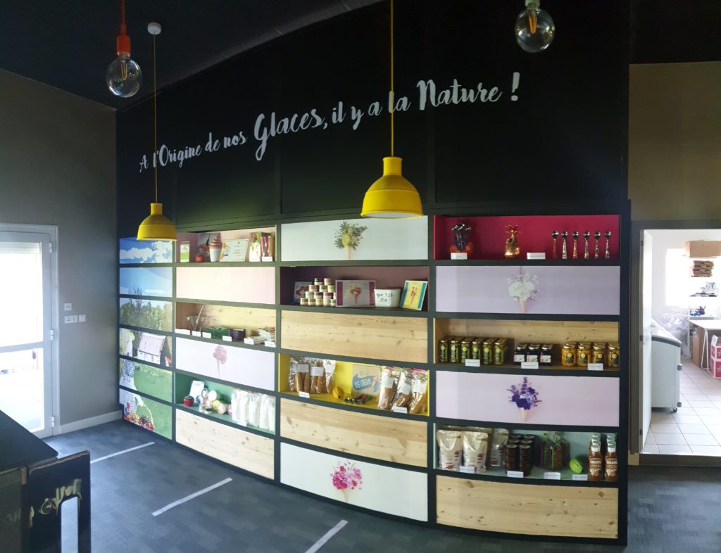 Mobilier de boutique en bois et métal — vue d’ensemble installé.