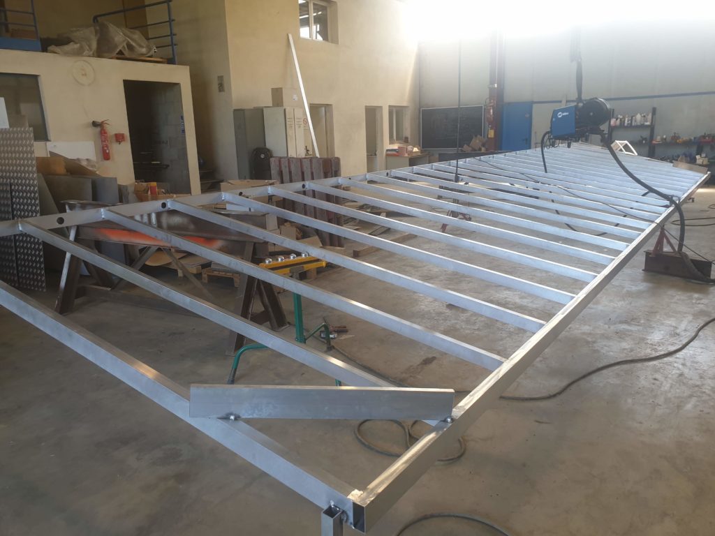 Structure de pergola — fabrication des traverses à l’atelier.