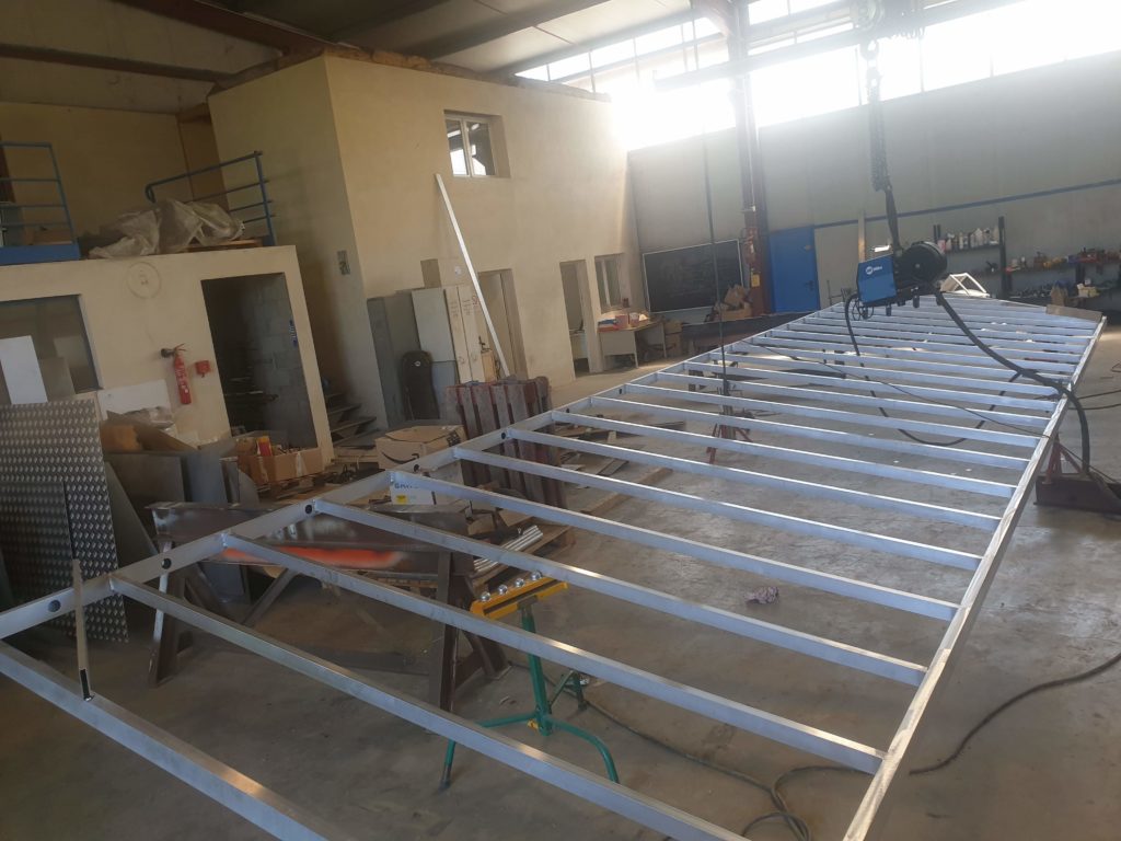 Pergola métallique — vue de la structure assemblée à l’atelier.