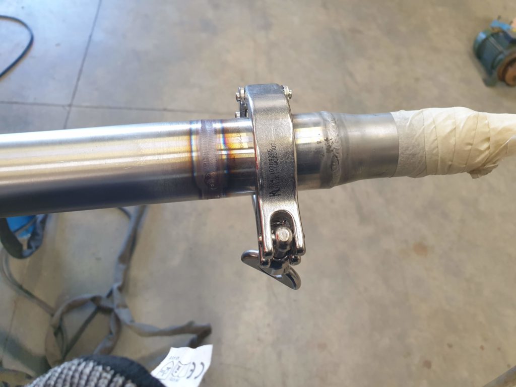 Tuyauterie en inox — détail d’un raccord et de sa fixation.
