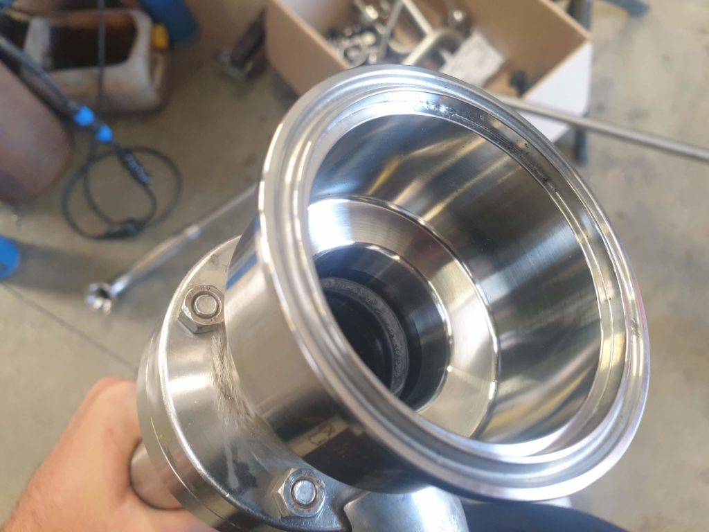 Pièce de raccordement en inox — vue du profil et de l’ouverture.