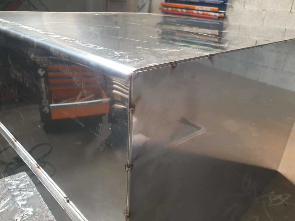 Habillage en inox — détail d’un angle assemblé et poli.