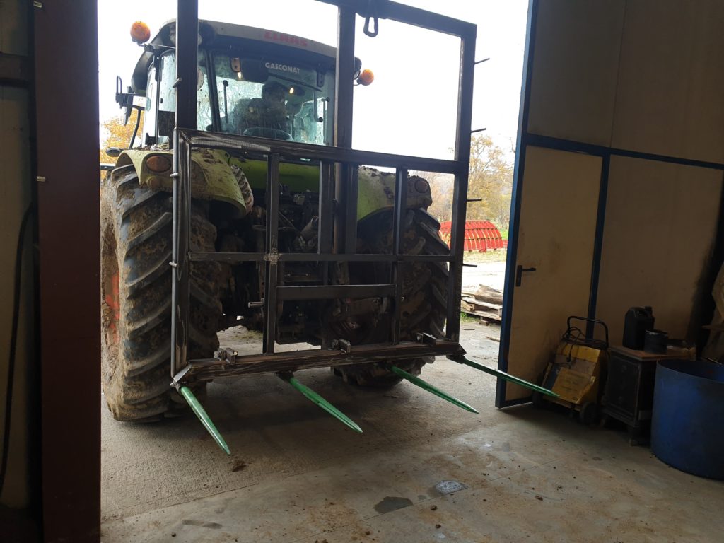 Fourches montées sur tracteur — vue de l’ensemble.