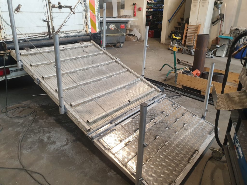 Rampe métallique articulée — fabrication à l’atelier.