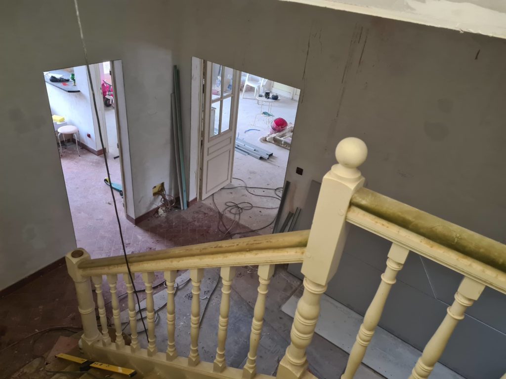 Palier d’escalier pendant les travaux d’aménagement.