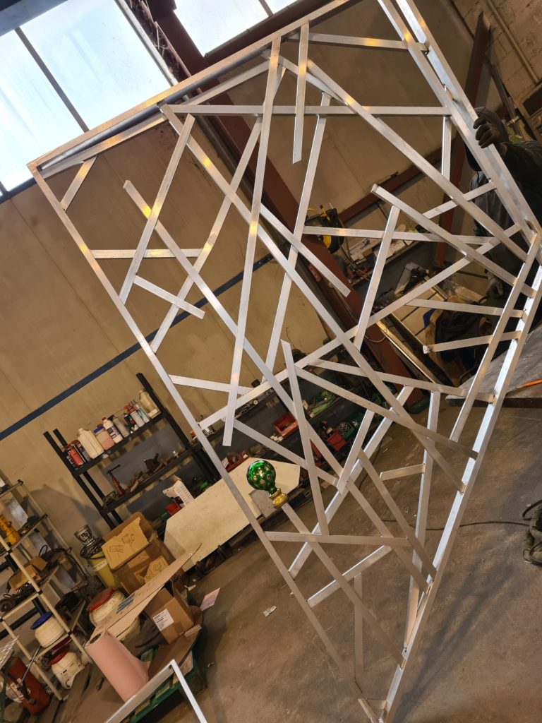 Garde-corps à motifs géométriques — fabrication à l’atelier.