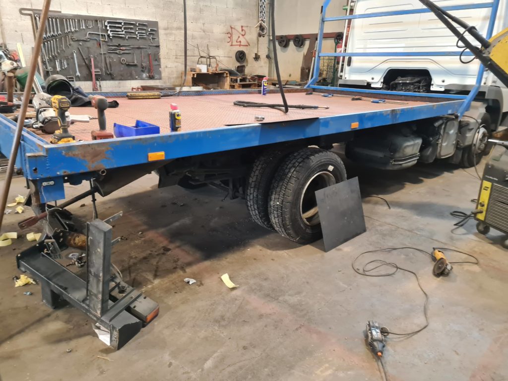 Plateau de véhicule en atelier pendant la remise en état.
