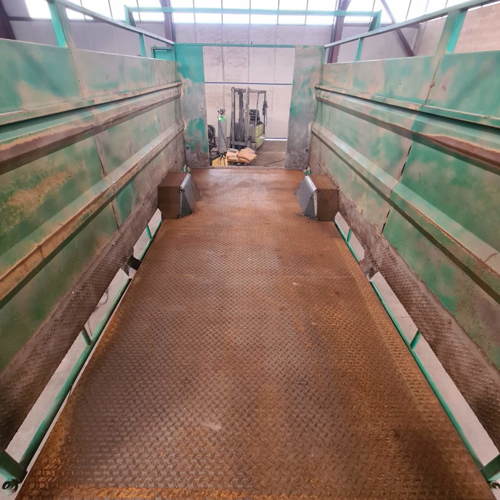 Remorque avec nouveau plancher — vue intérieure pendant les travaux.