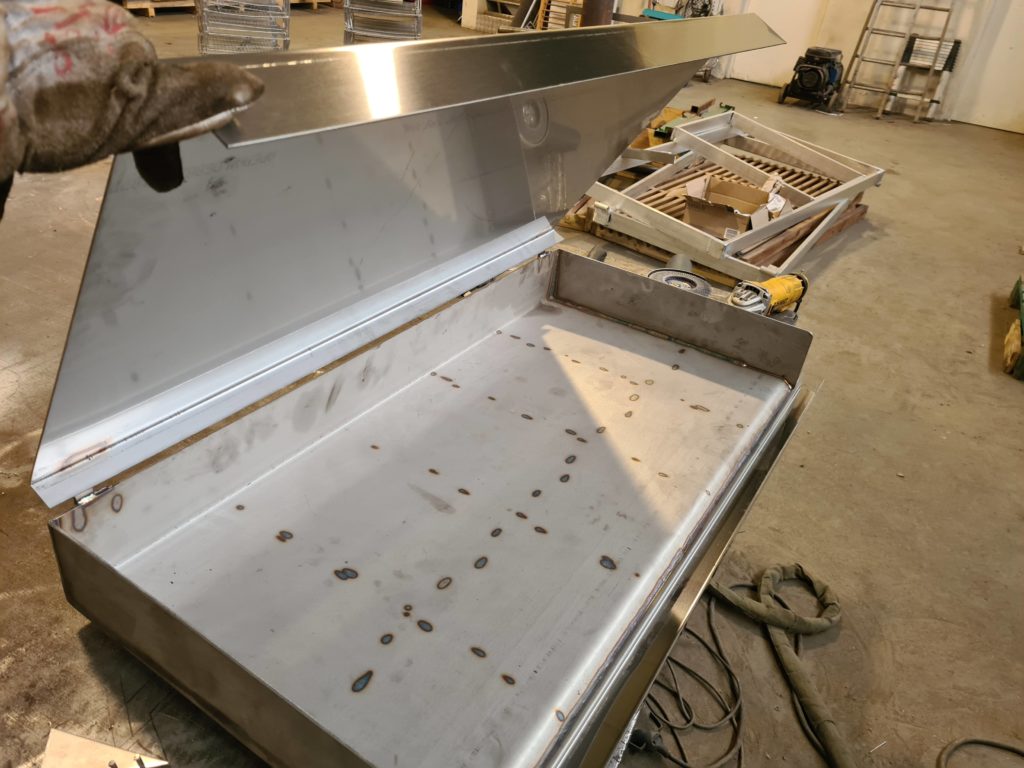 Équipement en inox ouvert — détail des panneaux et des fixations.