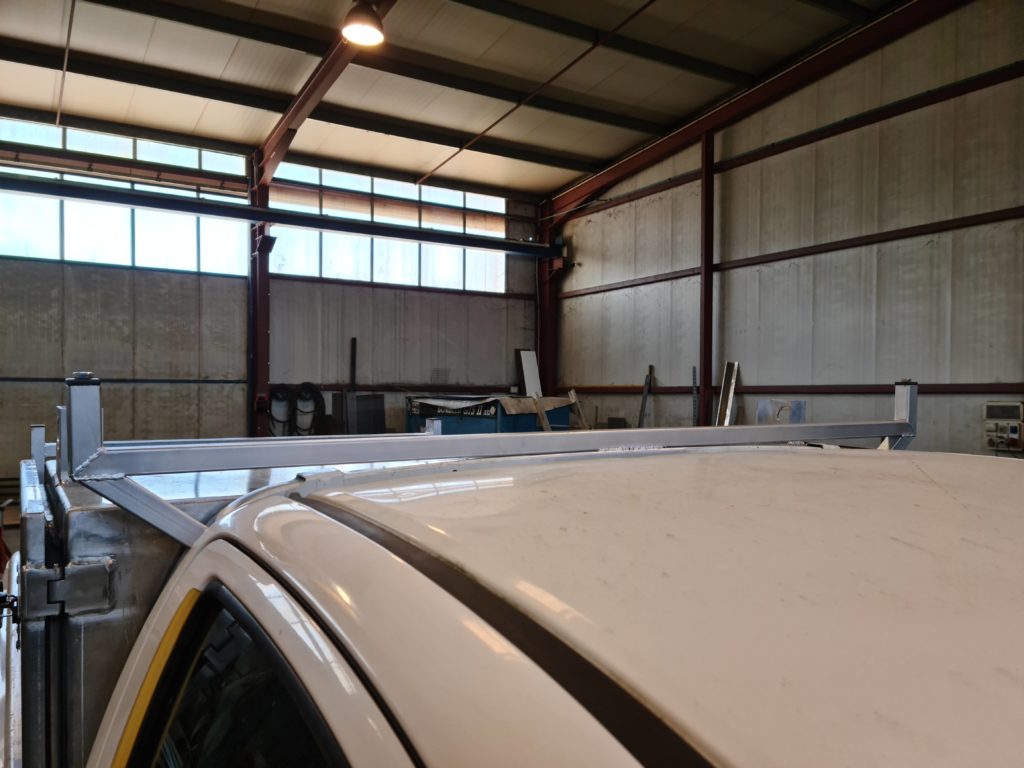Support métallique au-dessus de la cabine d’un pick-up — montage à l’atelier.