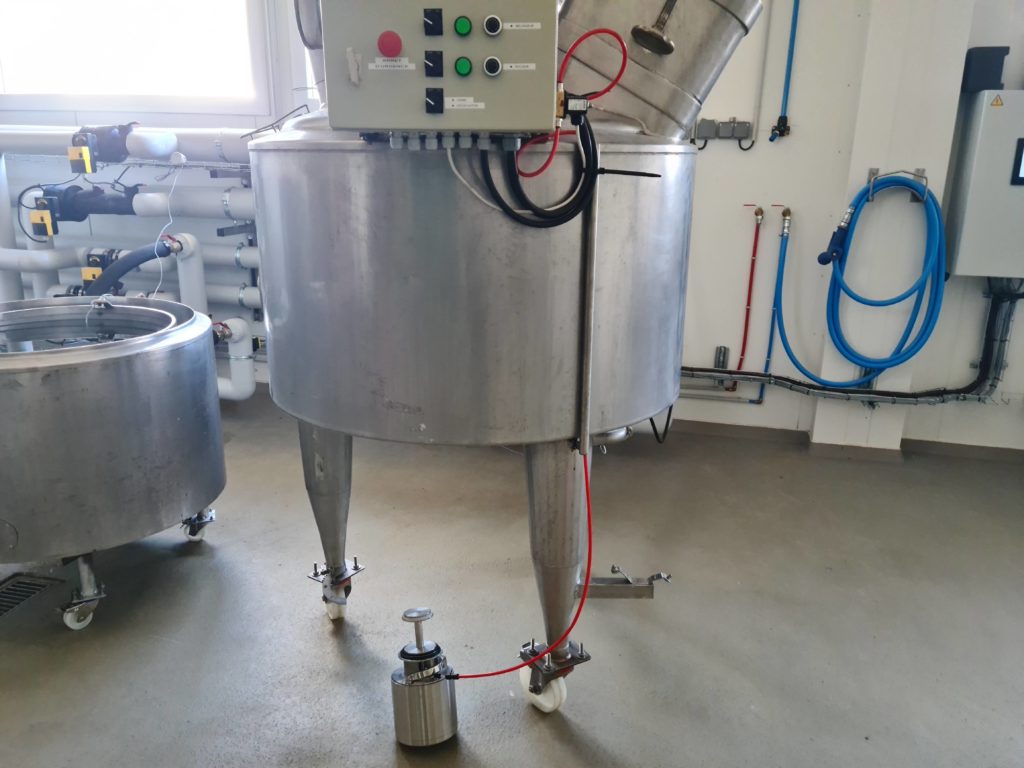 Cuve équipée en inox installée dans un atelier de production.