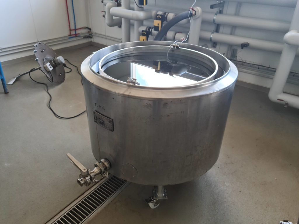Cuve en inox équipée — vue de l’ouverture et des raccordements.