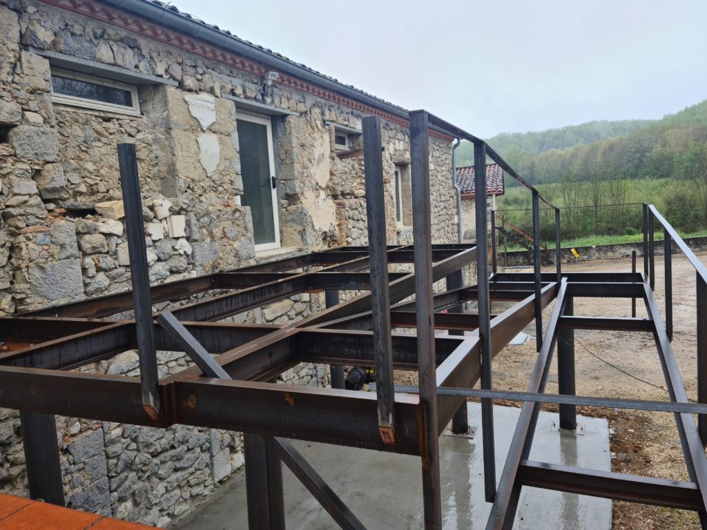 Structure métallique de terrasse — montage sur chantier.