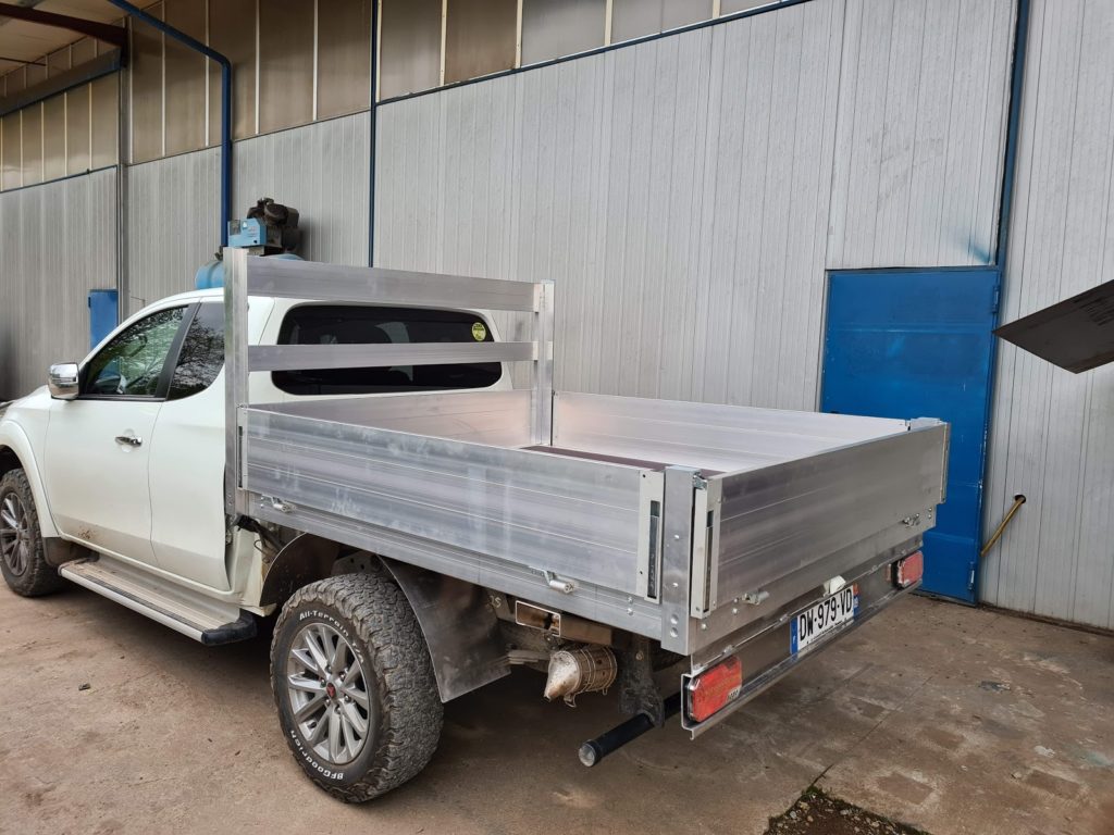 Pick-up avec benne en aluminium sur mesure — vue d’ensemble à l’atelier.
