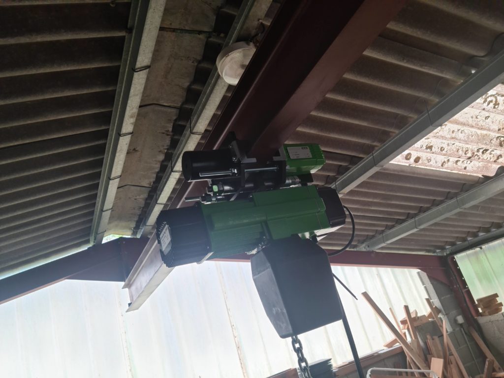 Palan installé sur une poutre métallique — détail du montage.