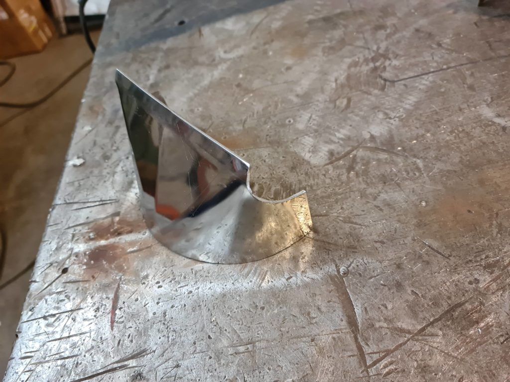 Pièce découpée et pliée — vue latérale à l’atelier.
