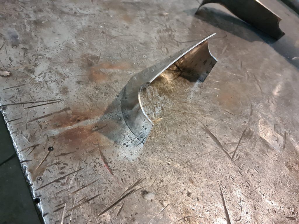 Tôle pliée — détail des angles et des ouvertures.