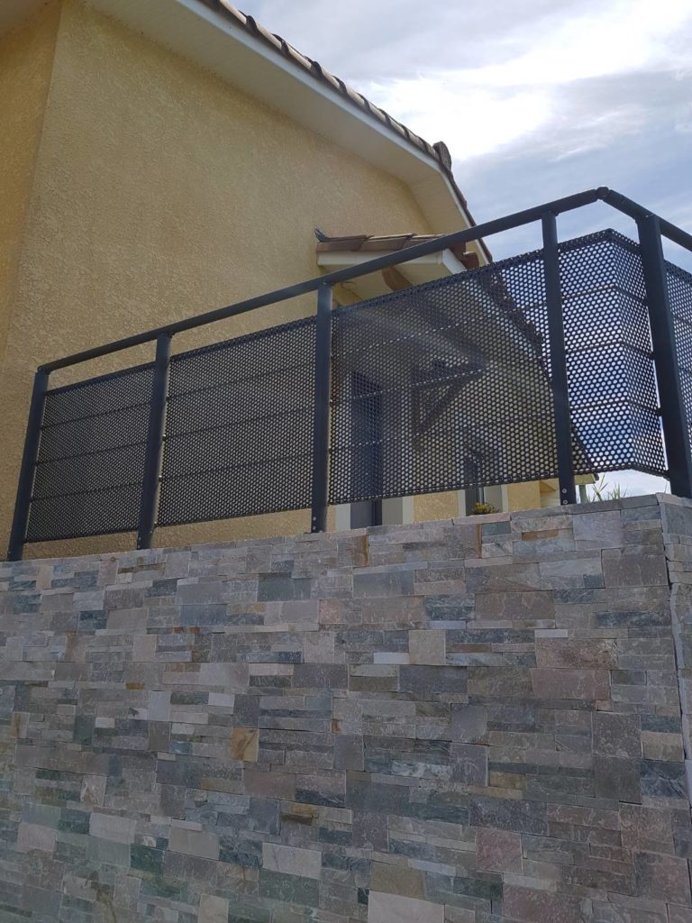 Garde-corps de terrasse — détail de l’angle devant la maison.
