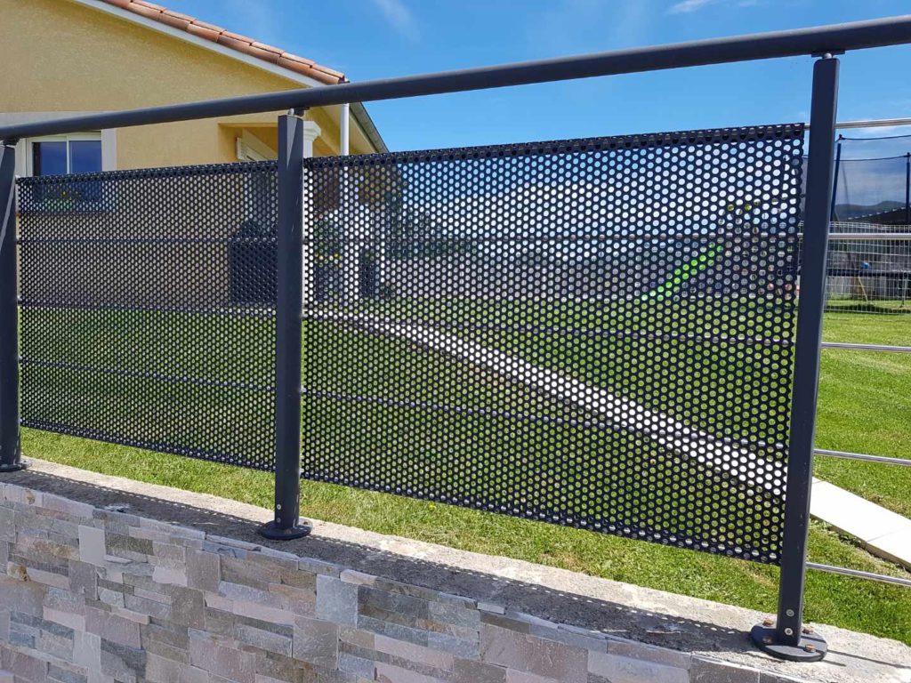Garde-corps de terrasse — vue rapprochée du remplissage métallique.
