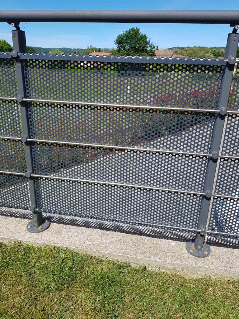 Garde-corps de terrasse — détail du panneau ajouré et des fixations.