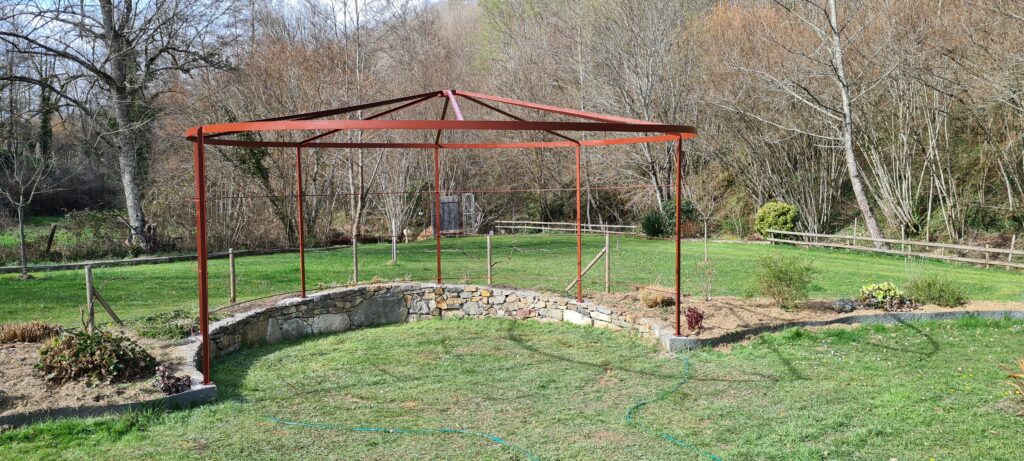 Pergola métallique en extérieur — vue de la structure.
