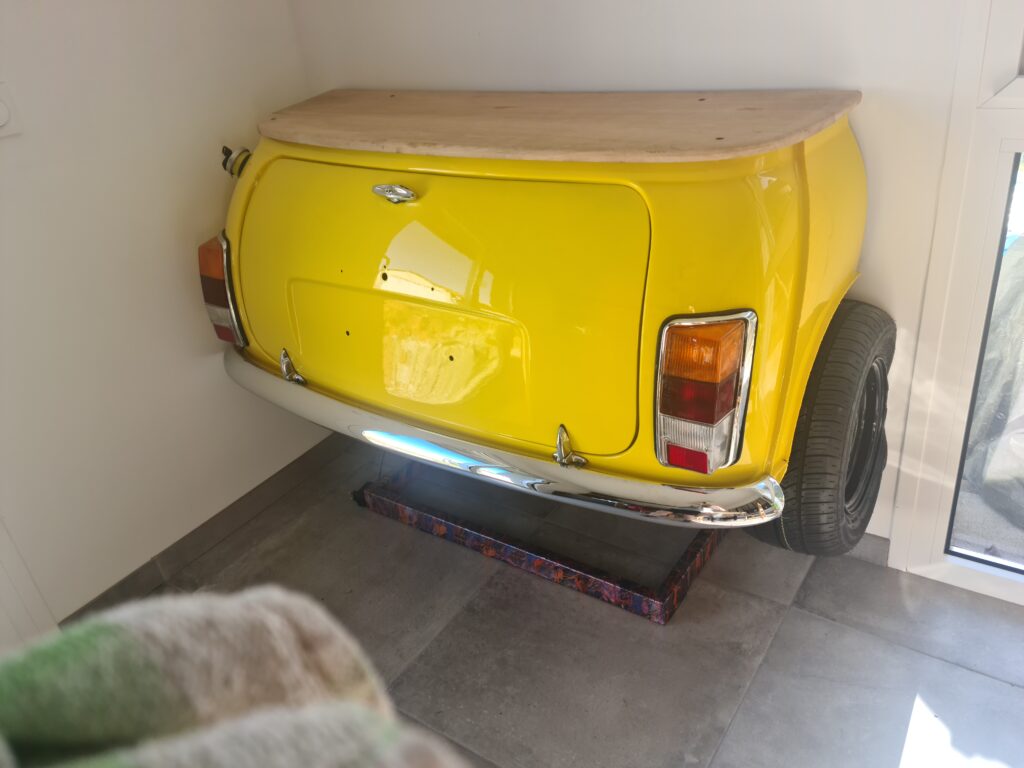 Mini Austin transformée en meuble — vue de la création installée.
