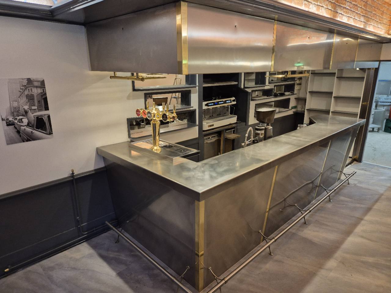 Comptoir du bar Le Canon à Saint-Girons, avec aménagements et repose-pieds.