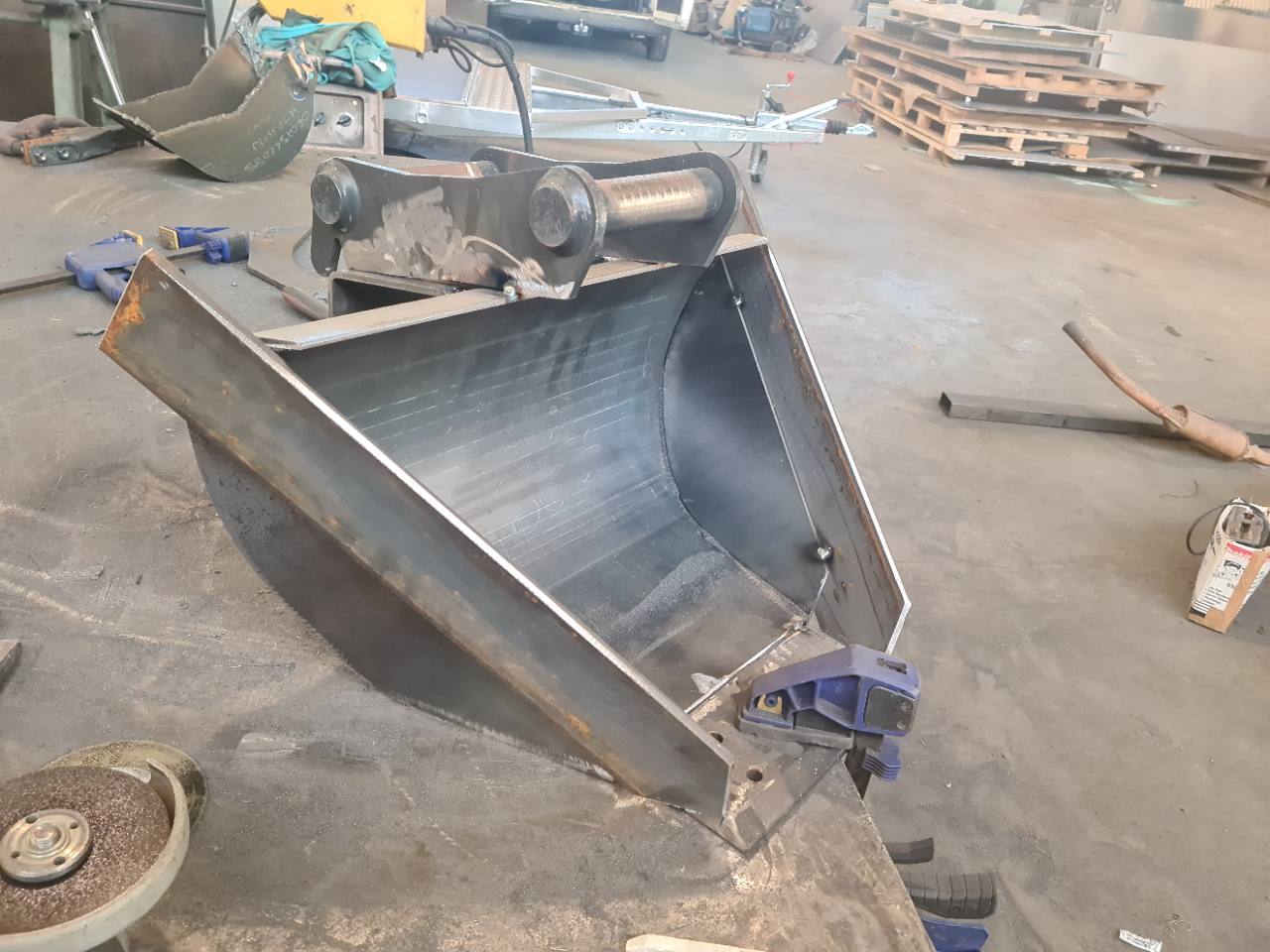 Godet de terrassement en cours de fabrication — vue d’ensemble à l’atelier.