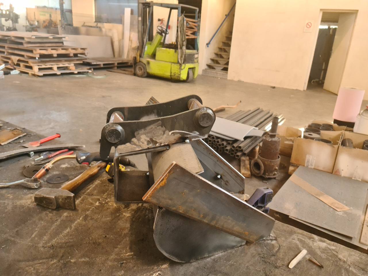 Godet en cours de fabrication — détail de la fixation et du bord métallique.