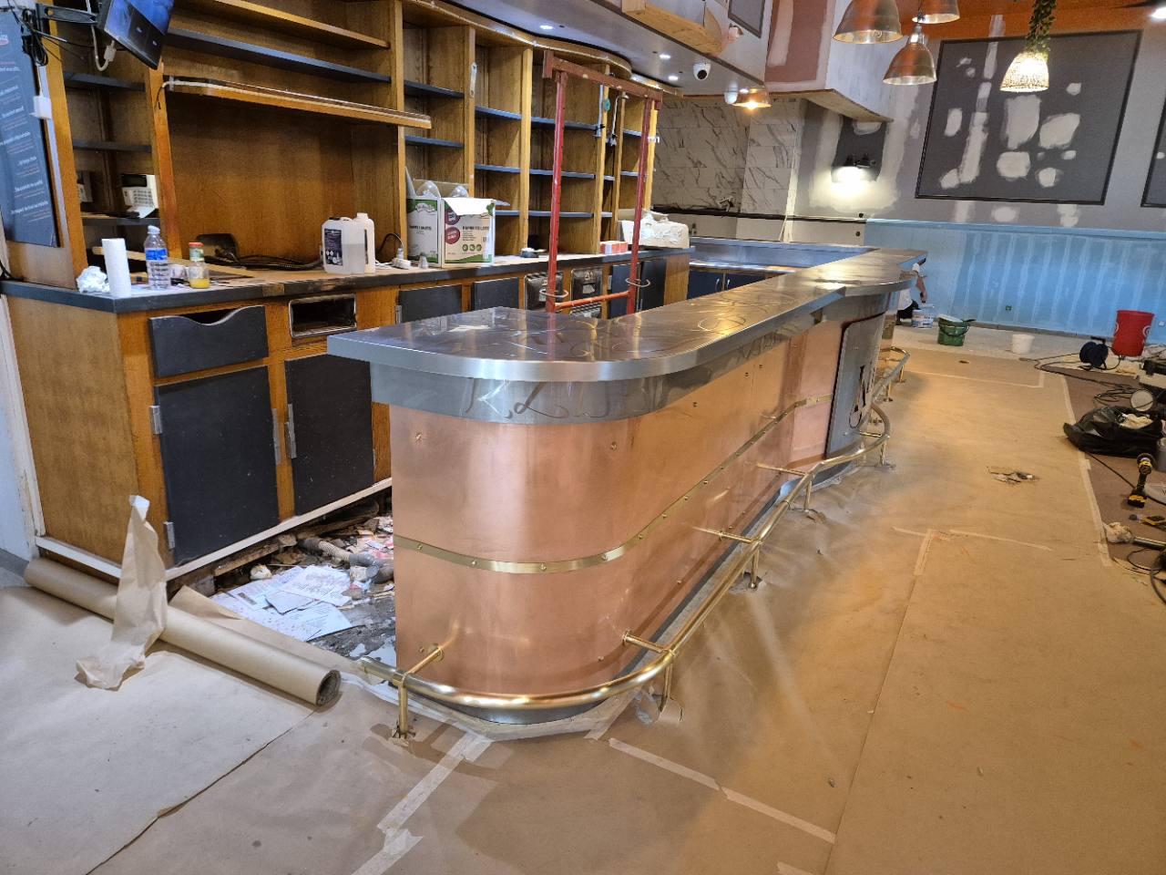 Vue latérale du comptoir du Klub après pose de l’habillage et des repose-pieds.