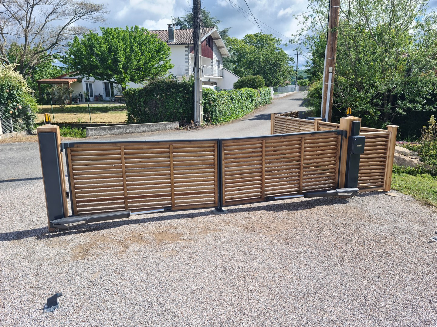 Portail coulissant à lames horizontales — ensemble installé.