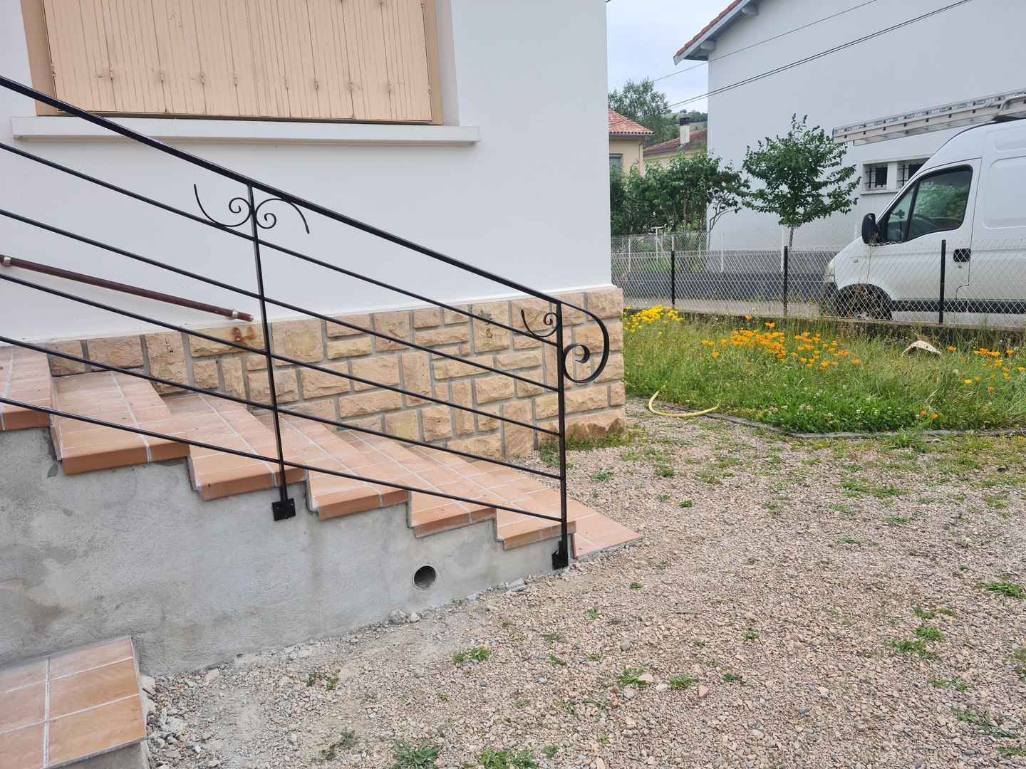 Garde-corps d’escalier extérieur — vue latérale après pose.