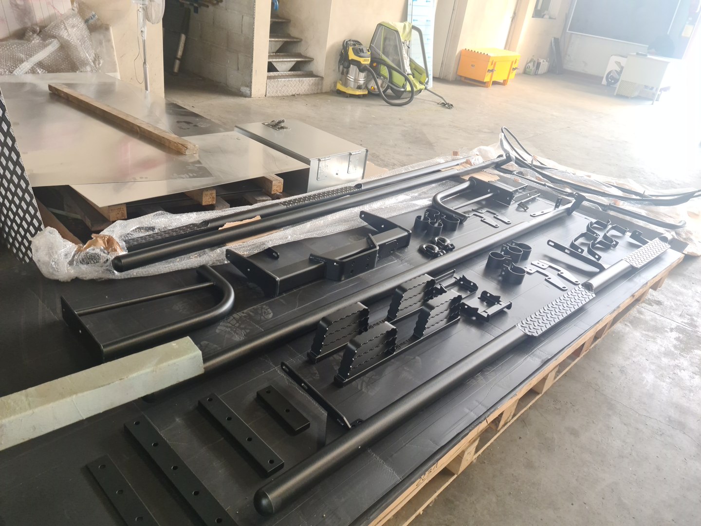 Pièces et supports métalliques préparés sur la table de travail.