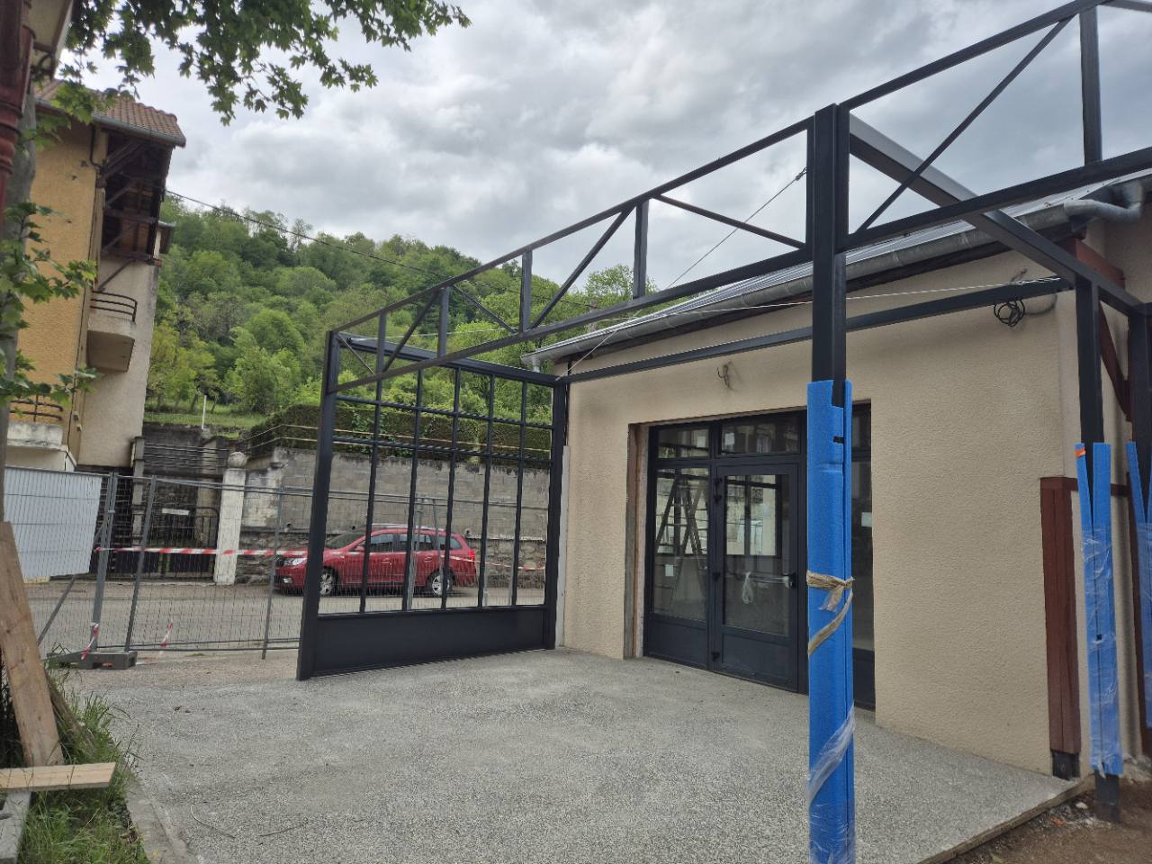 Vue d’ensemble de la pergola métallique à Soueix-Rogalle, en Ariège, pendant le chantier.