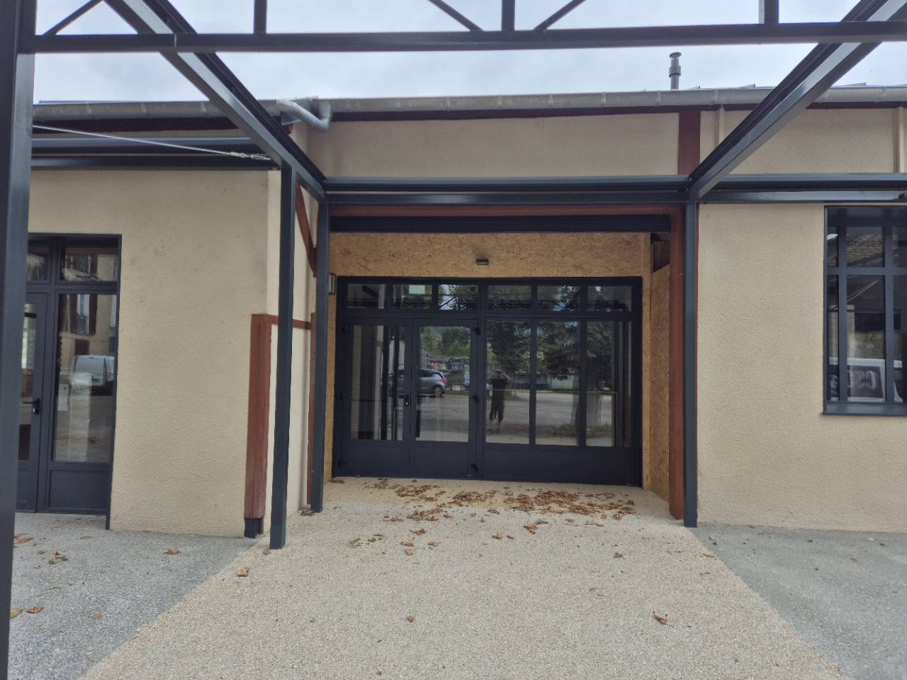 Pergola métallique à Soueix-Rogalle, en Ariège, autour de l’entrée du bâtiment.