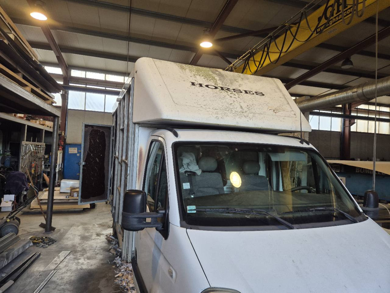Véhicule de transport présenté à l’atelier avant la rénovation de sa caisse.